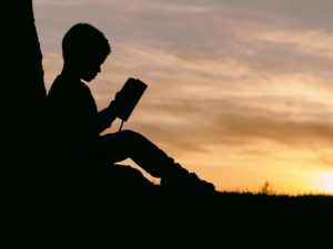 風景　夕暮れ　読書